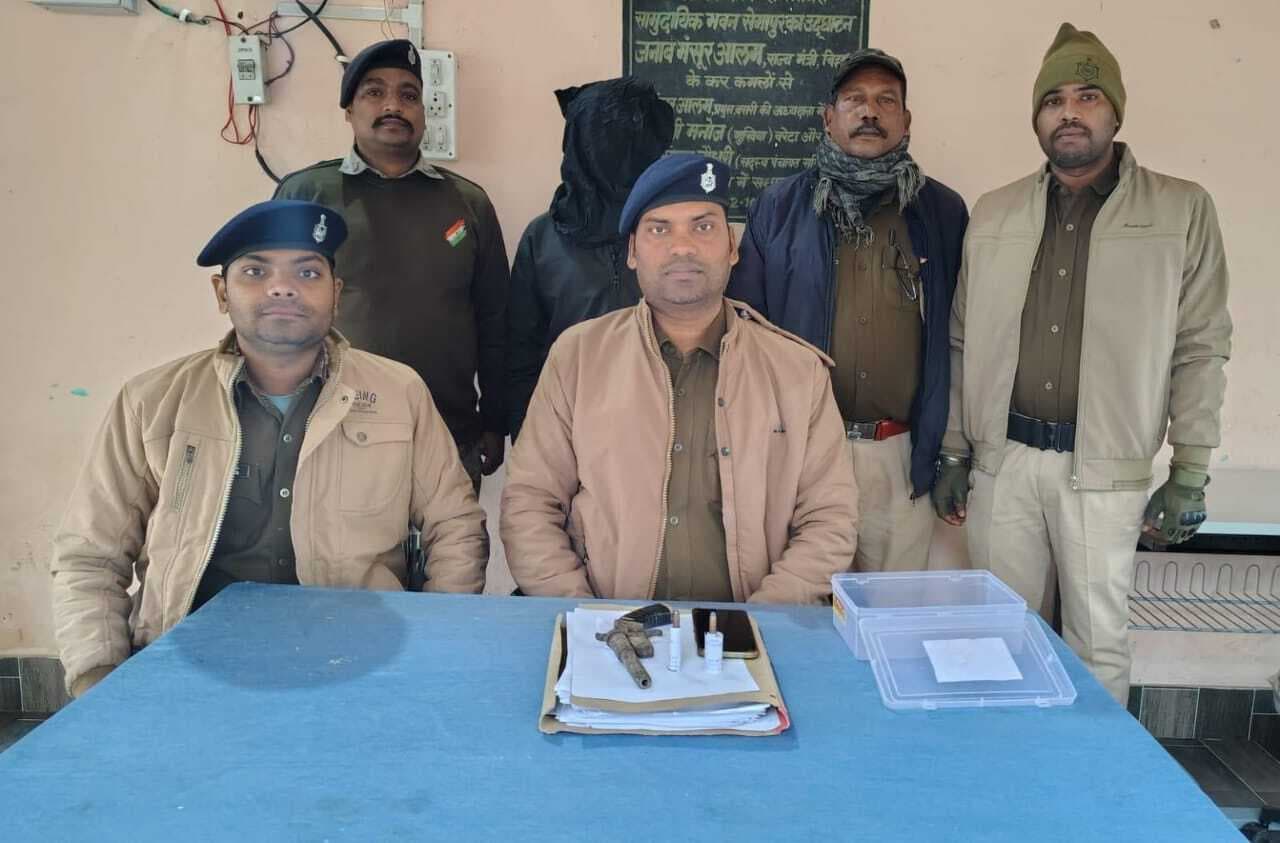20 हजार का इनामी कट्टा व दो कारतूस के साथ गिरफ्तार