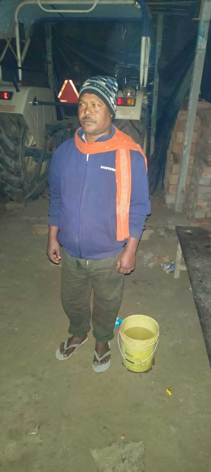 पांच लीटर देसी शराब के साथ तस्कर गिरफ्तार