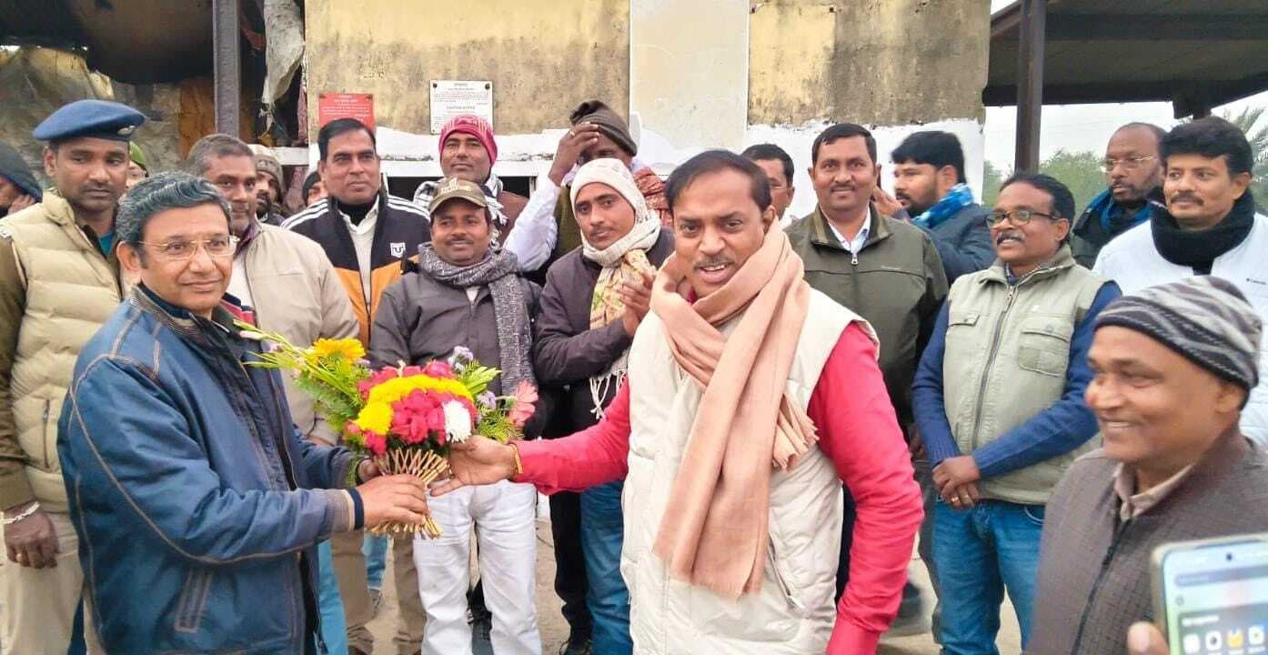 धोरैया विधायक ने विभिन्न ट्रेनों के ठहराव को लेकर डीआरएम को सौंपा ज्ञापन