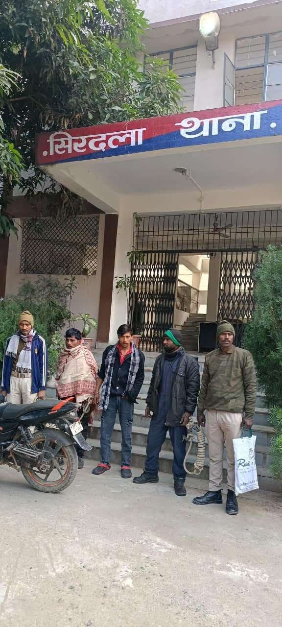 चोरी की बाइक के साथ तीन आरोपित गिरफ्तार