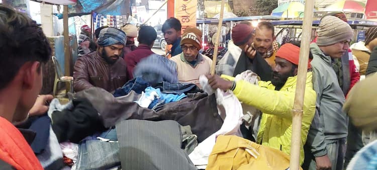 जरूरतमंद लोगों को भीषण ठंड से बचाने के लिए गर्म कपड़ों का वितरण किया