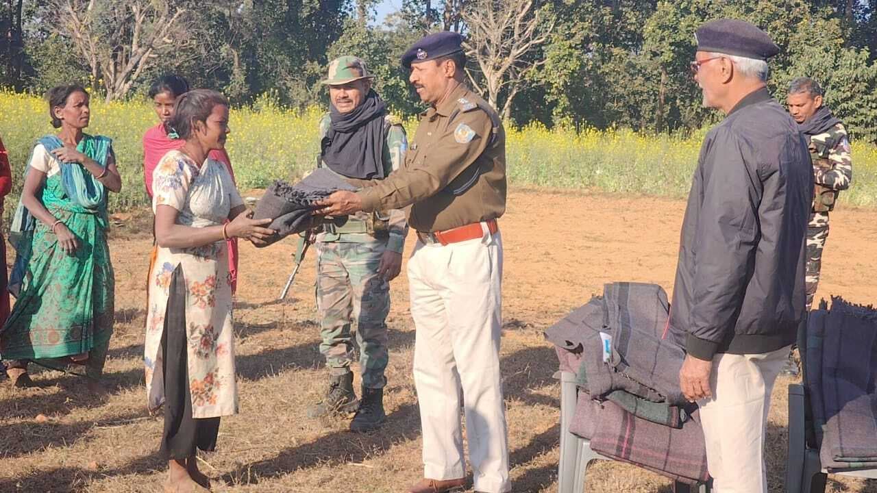 बरगढ़ा गांव में जरूरतमंदों के बीच कंबल वितरित