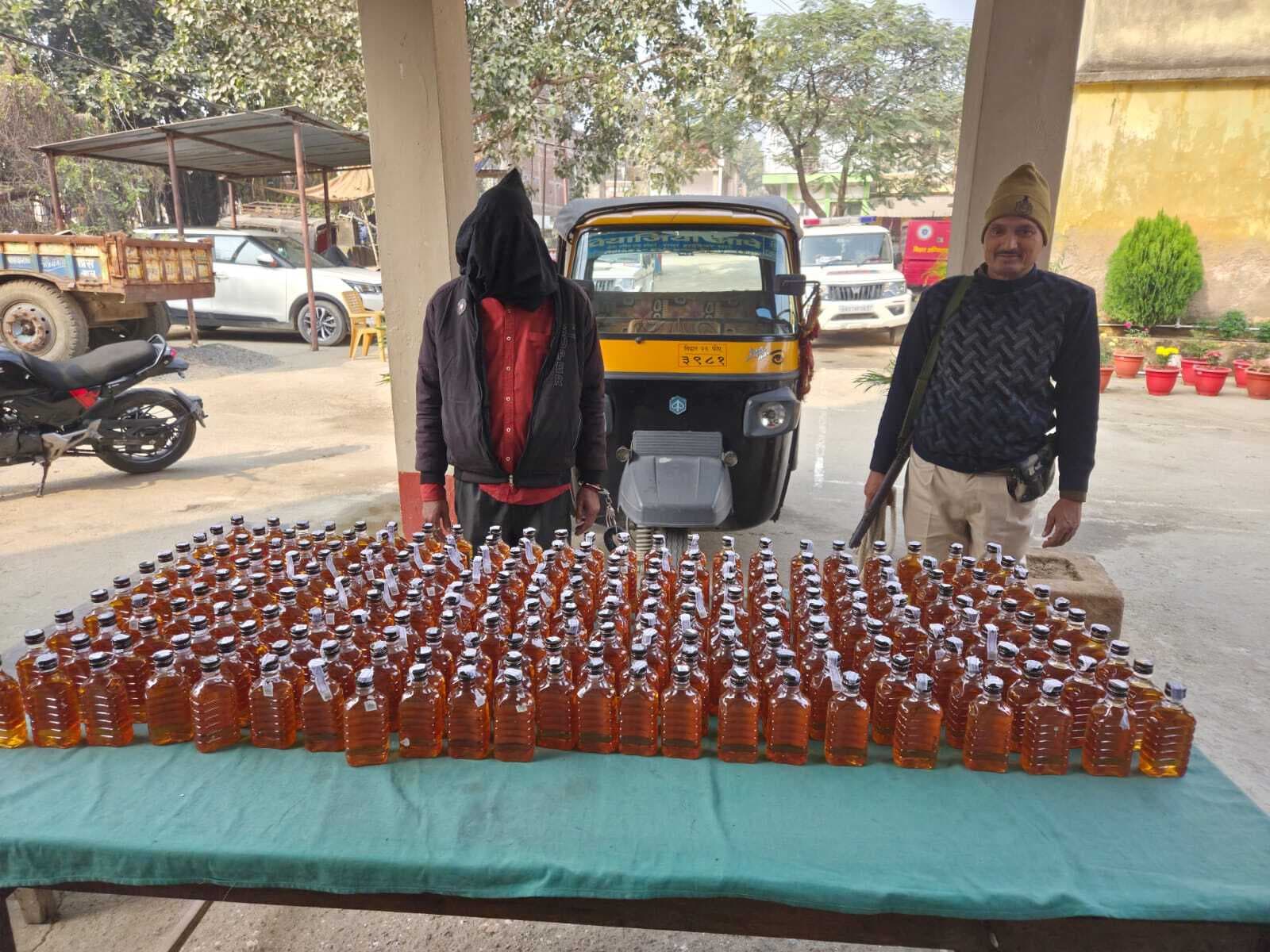 241 बोतल शराब और ऑटो जब्त, धंधेबाज गिरफ्तार