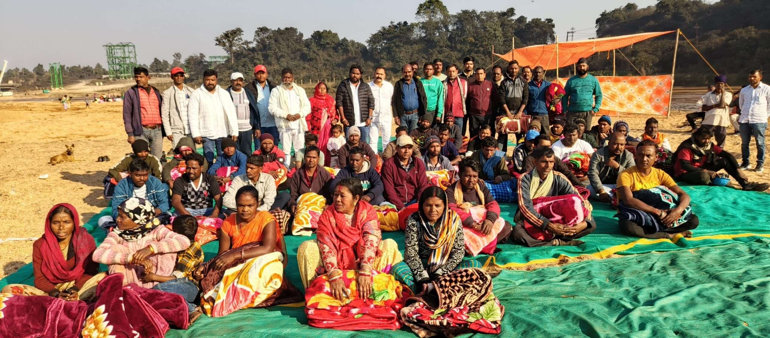 असंगठित मजदूरों के बीच कम्बल का वितरण