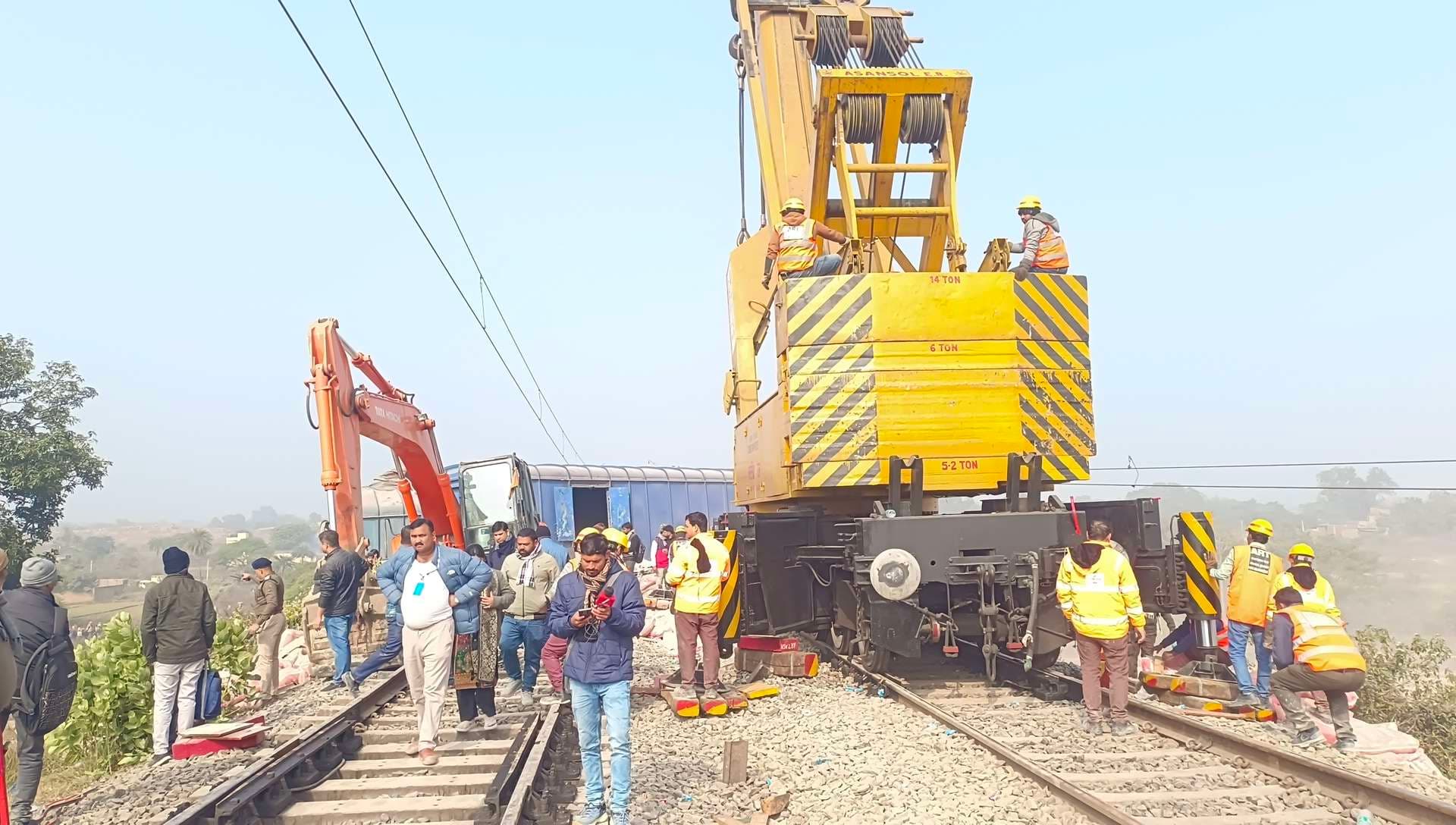 Deoghar News : जसीडीह–झाझा रेलखंड पूरी तरह बाधित, सोमवार सुबह तक परिचालन शुरू होने की उम्मीद
