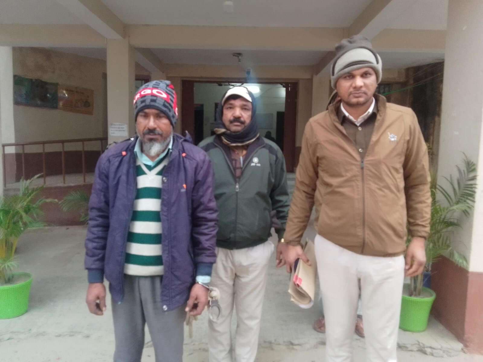 हत्या मामले का फरार अभियुक्त गिरफ्तार