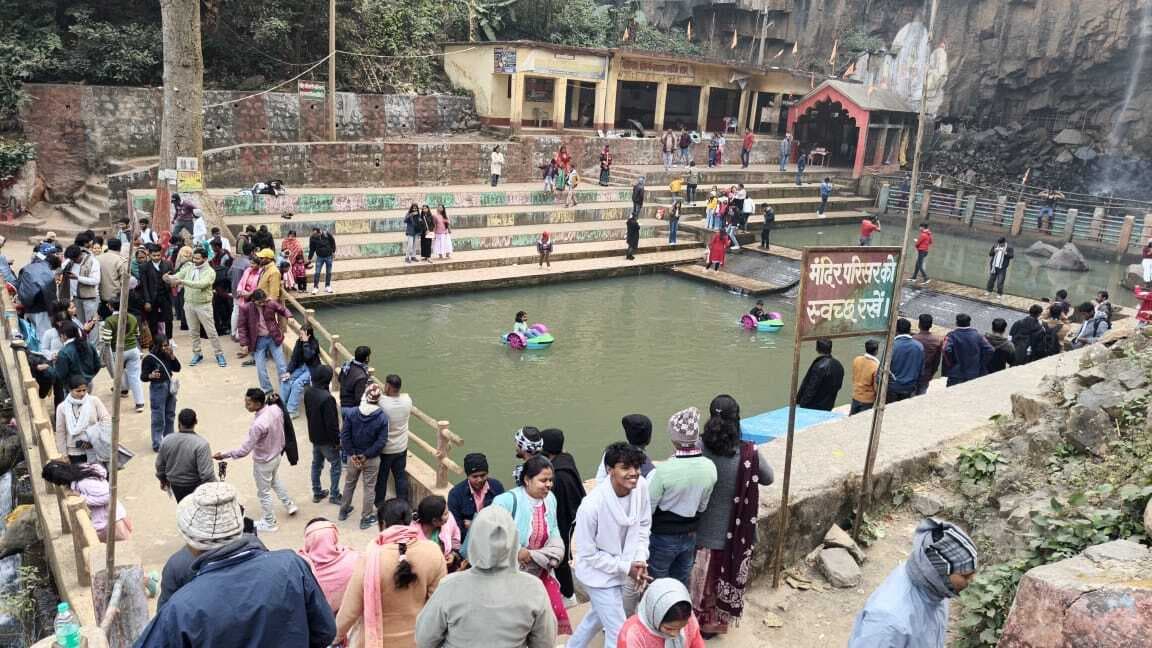 मोतीझरना में आये पर्यटकों ने पहाड़ी झरना का लुफ्त उठाया