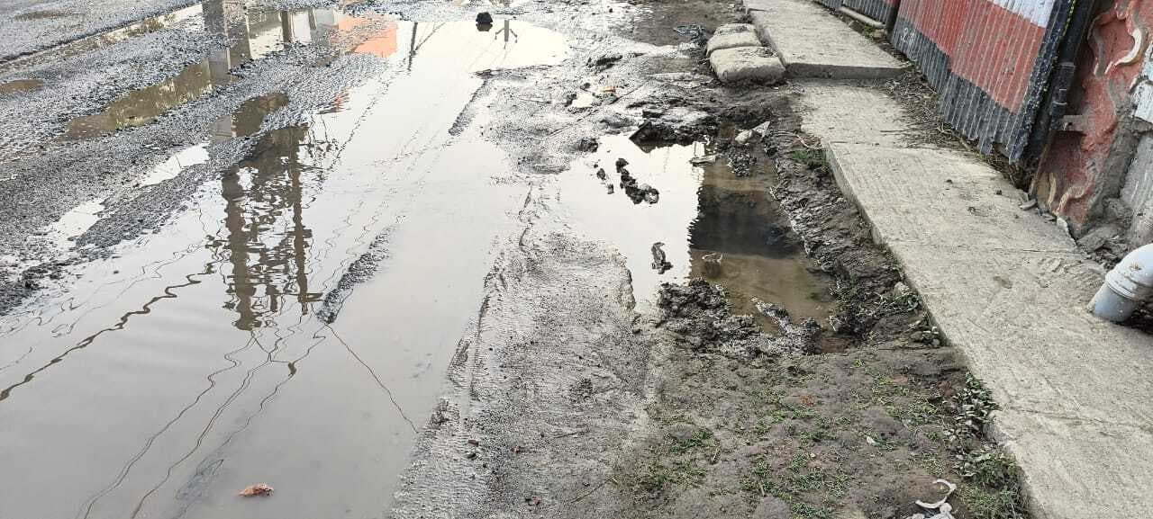 फुलका-धरहरा रोड पर बह रहा पानी, पाइप लीकेज ठीक कराने की मांग