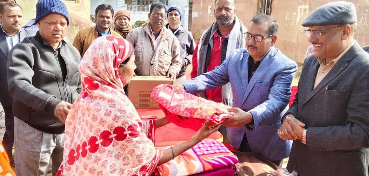 रेडक्रॉस सोसाइटी परिसर में 200 असहाय लोगों के बीच कंबल का हुआ वितरण