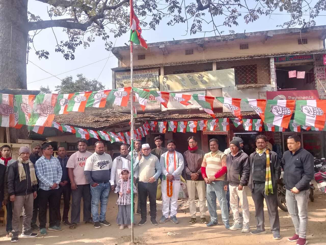 स्थापना दिवस पर कांग्रेसियों ने किया झंडोत्तोलन, बांटी मिठाईयां