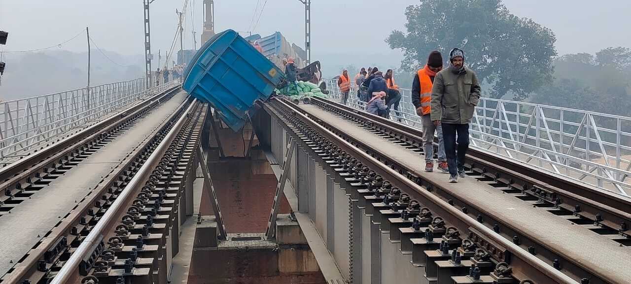 पुल से नदी में गिरे मालगाड़ी के नौ डिब्बे, हावड़ा-पटना-दिल्ली मेन लाइन पर परिचालन ठप