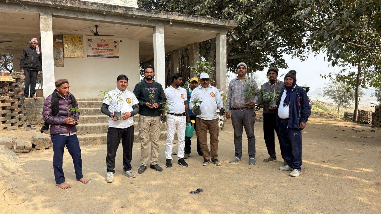 बाबा गणिनाथ सेवा टीम ने चलाया स्वच्छता अभियान, किया पौधरोपण