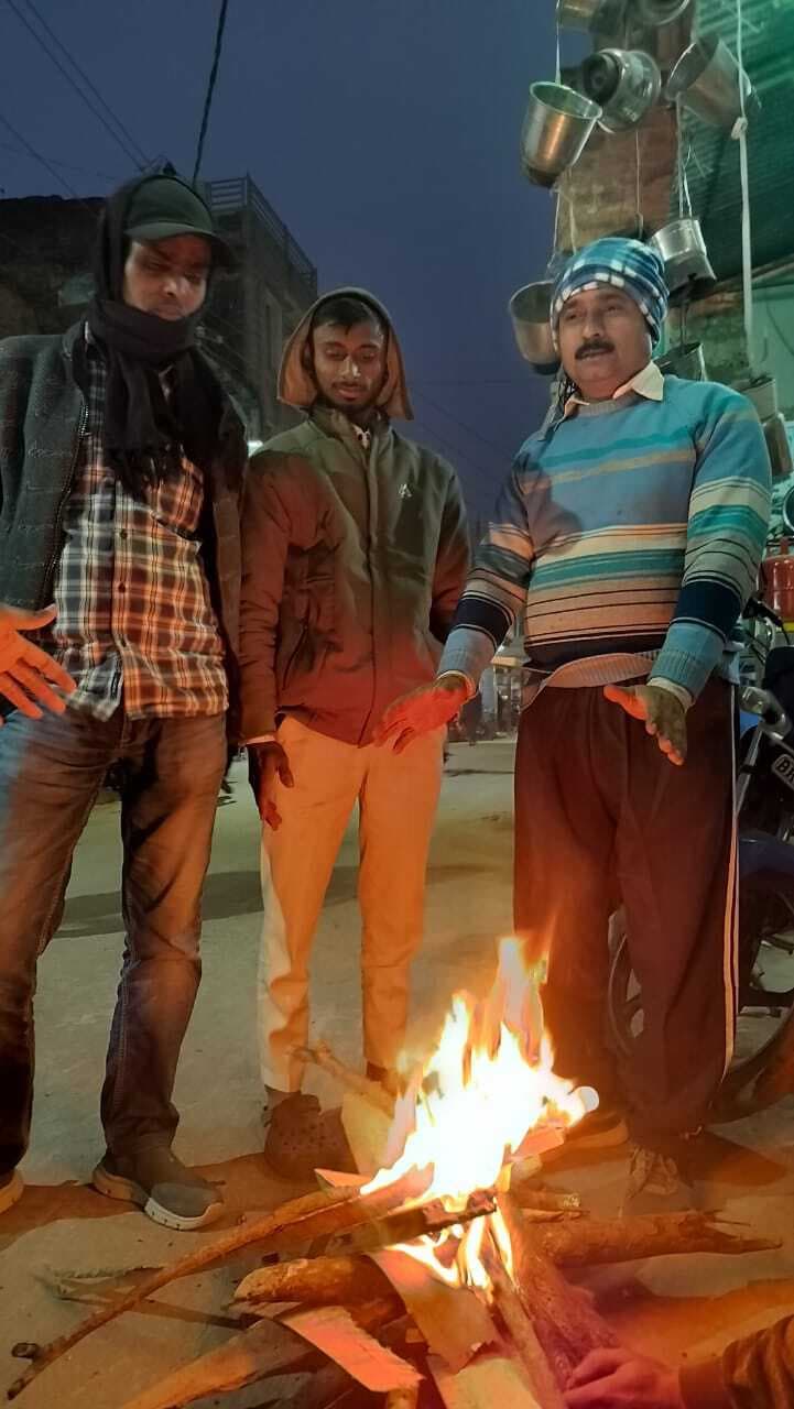 नगर पर्षद ने अब तक नहीं बांटे कंबल, अलाव बना सहारा