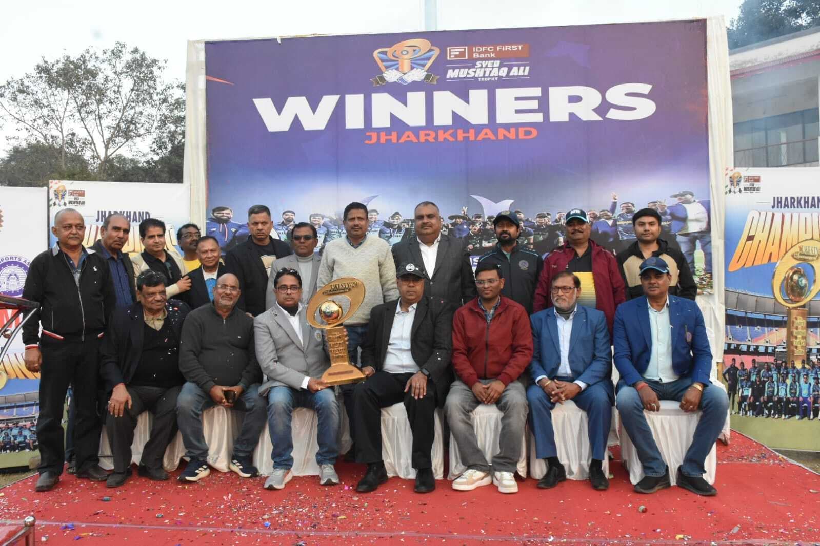 - मुश्ताक अली ट्रॉफी के साथ मना जश्न, विजेता खिलाड़ियों को दी बधाई