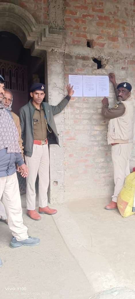 Madhubani News : पुलिस ने फरार आरोपित के घर चिपकाया इश्तेहार