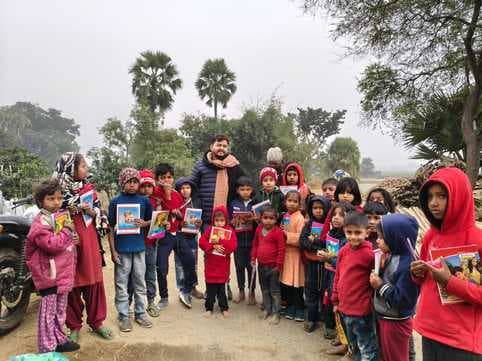 महागामा प्रखंड में बच्चों को पठन-पाठन सामग्री का वितरण