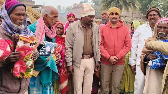 थाना प्रभारी ने गरीब और असहायों में कंबल वितरित कर दिखायी मानवता