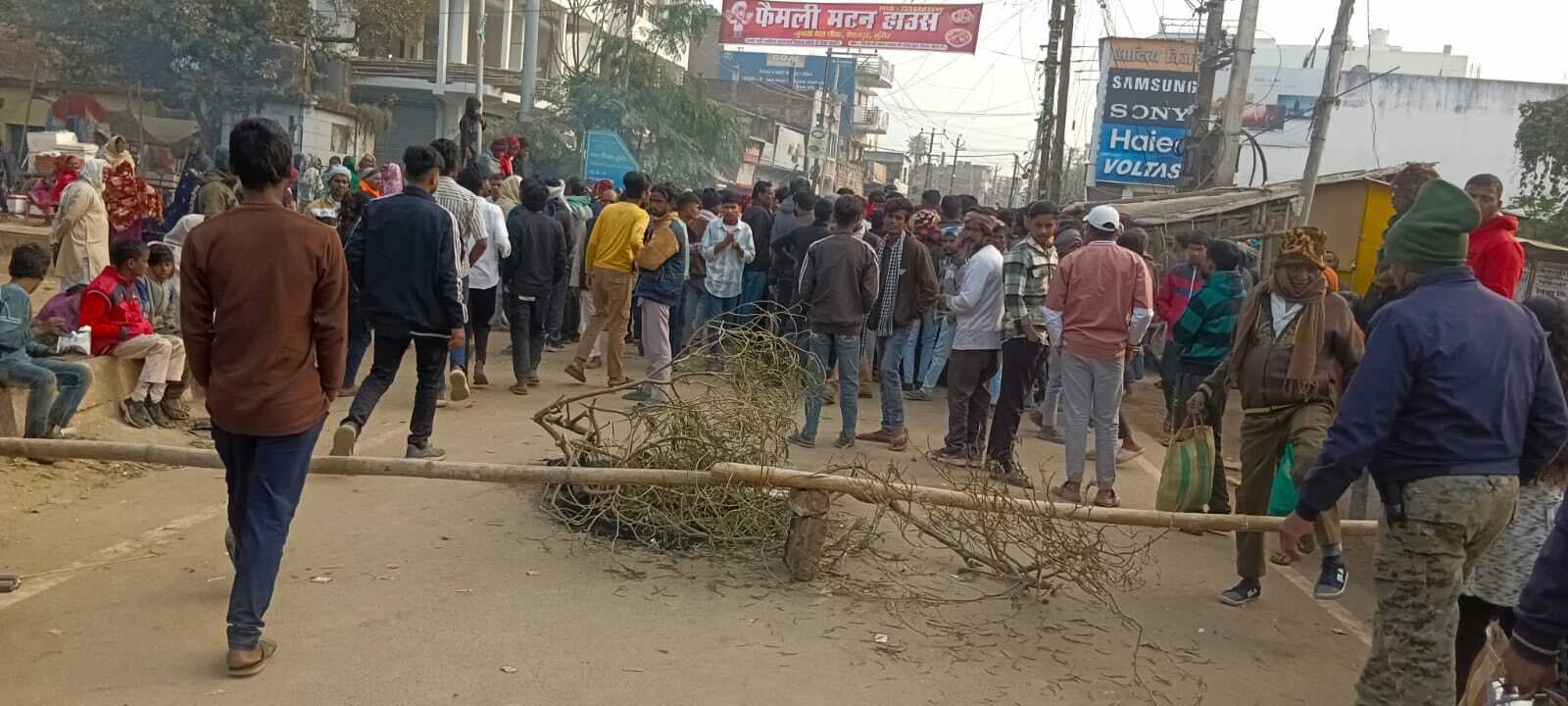 खेत में मिला सब्जी विक्रेता का शव, आक्रोशित परिजनों ने किया सड़क जाम