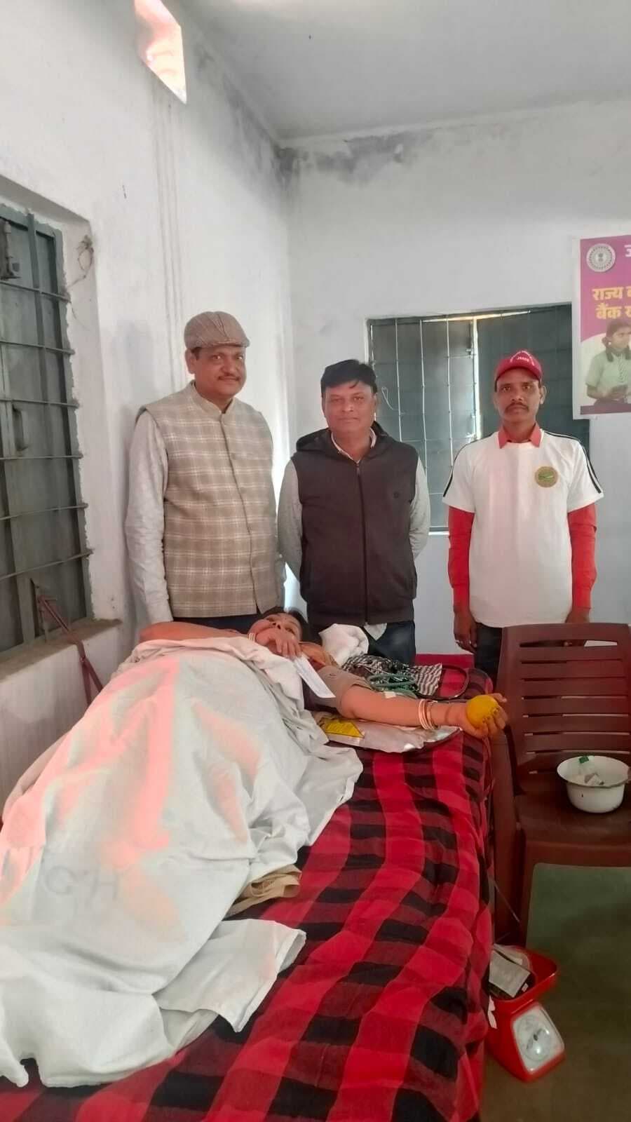 Seraikela Kharsawan News : रक्तदान कर लोगों का हौसला बढ़ाया