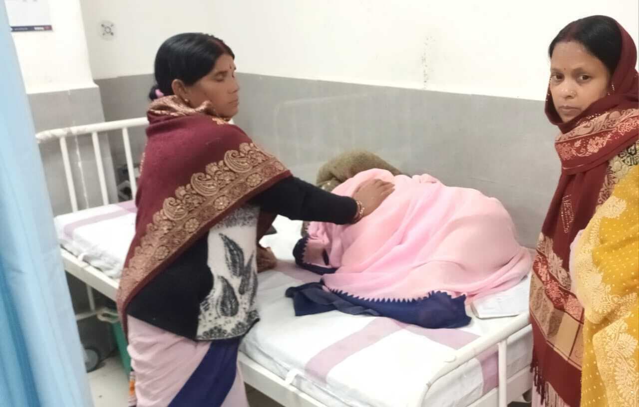 फर्श पर सोने वाली आशा की बिगड़ी तबीयत, अस्पताल में भर्ती
