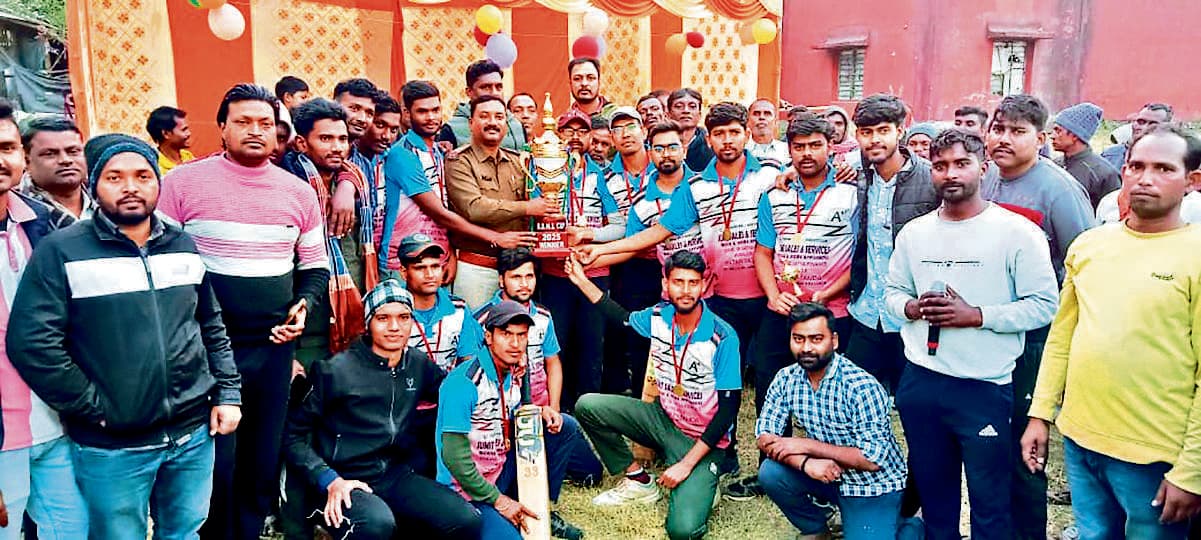 East Singhbhum News : बामनी को 37 रनों से हराकर माचा क्रिकेट टीम चैंपियन