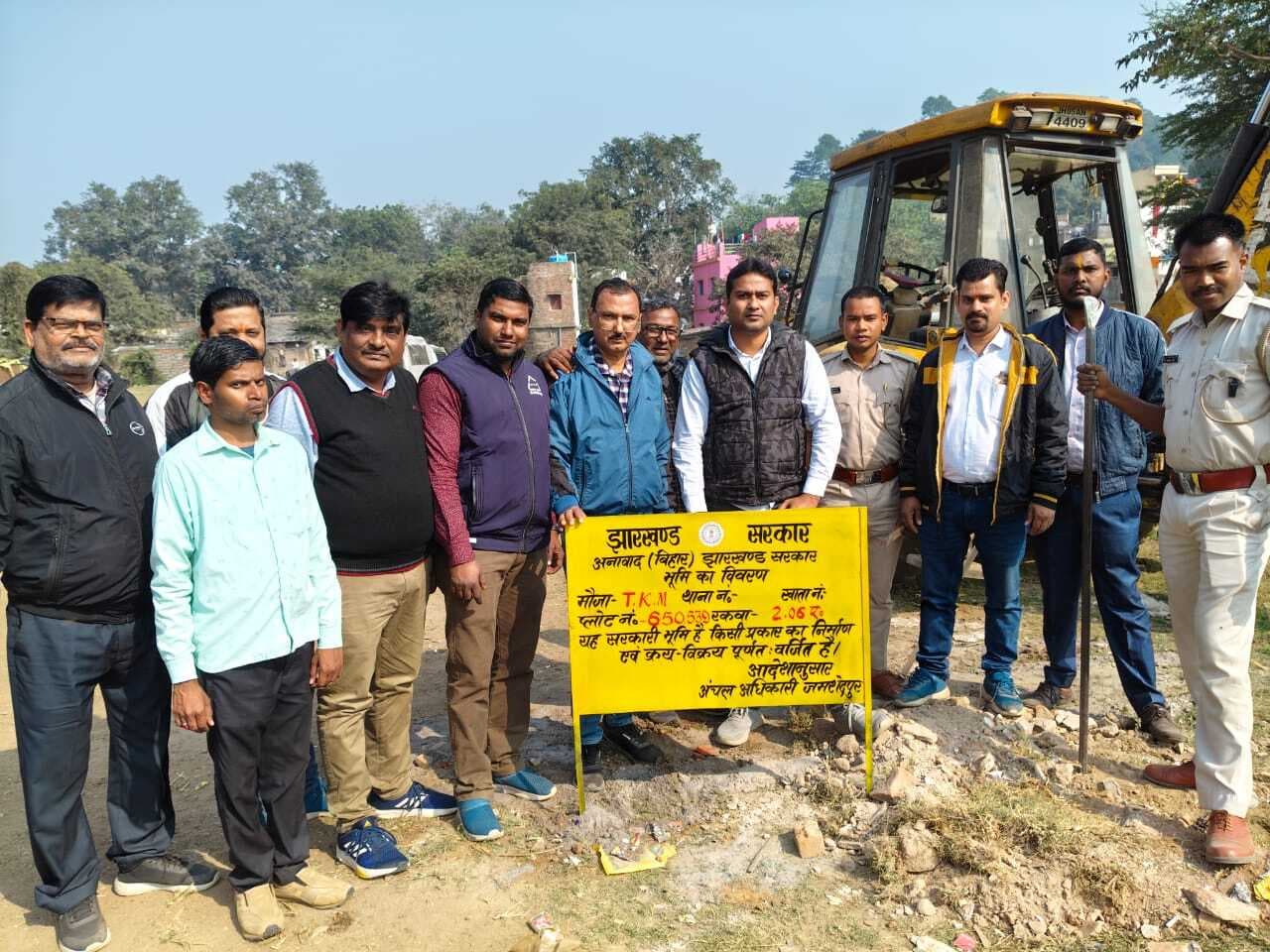 Jamshedpur News अंचल कार्यालय ने खासमहल में 2.6 एकड़ सरकारी जमीन से हटाया अतिक्रमण