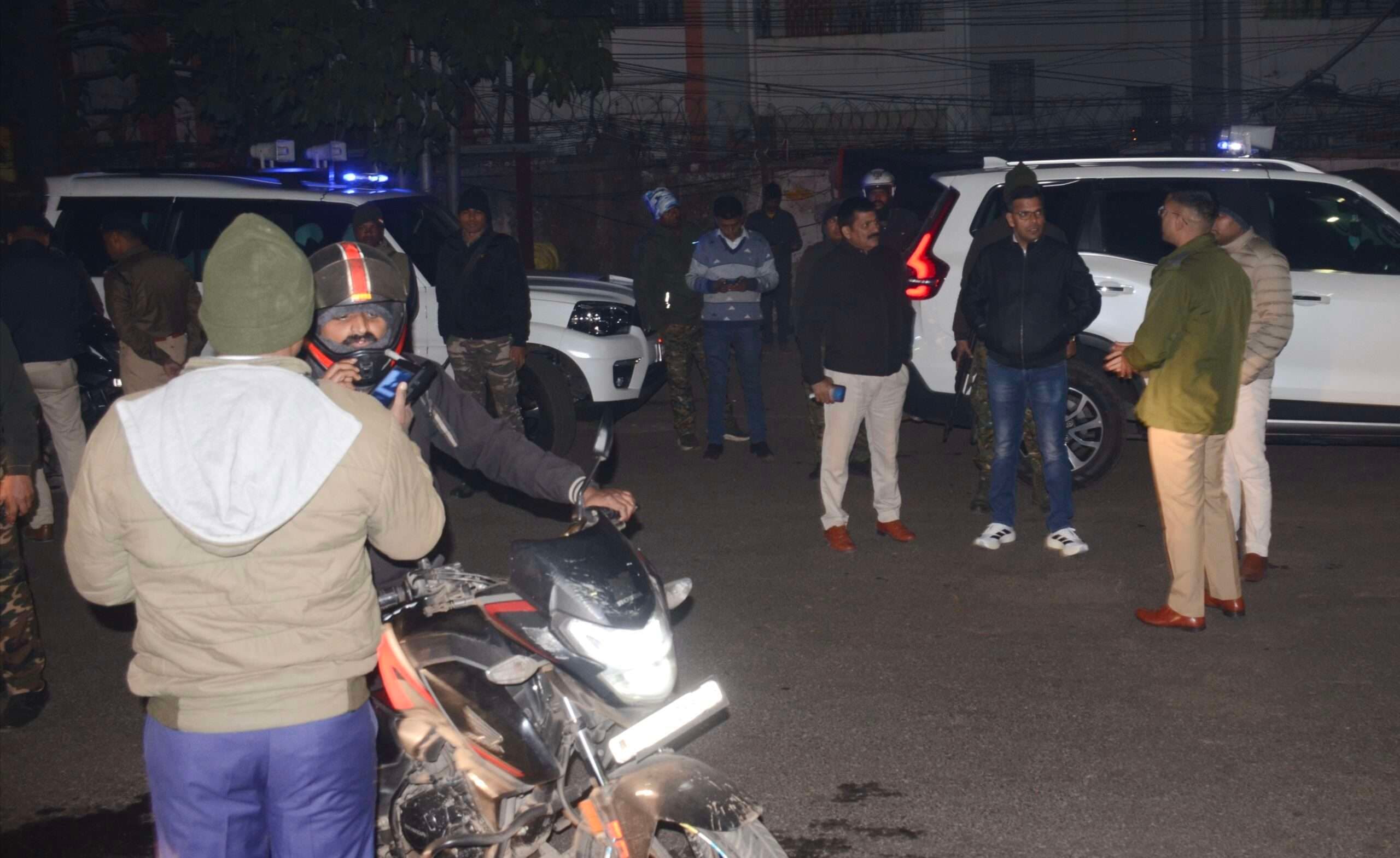 Dhanbad News: देर रात सड़क पर उतरे एसएसपी, पूरे जिले में चला एंटी क्राइम चेकिंग