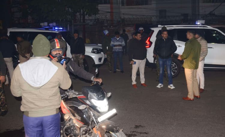 Dhanbad News: देर रात सड़क पर उतरे एसएसपी, पूरे जिले में चला एंटी क्राइम चेकिंग