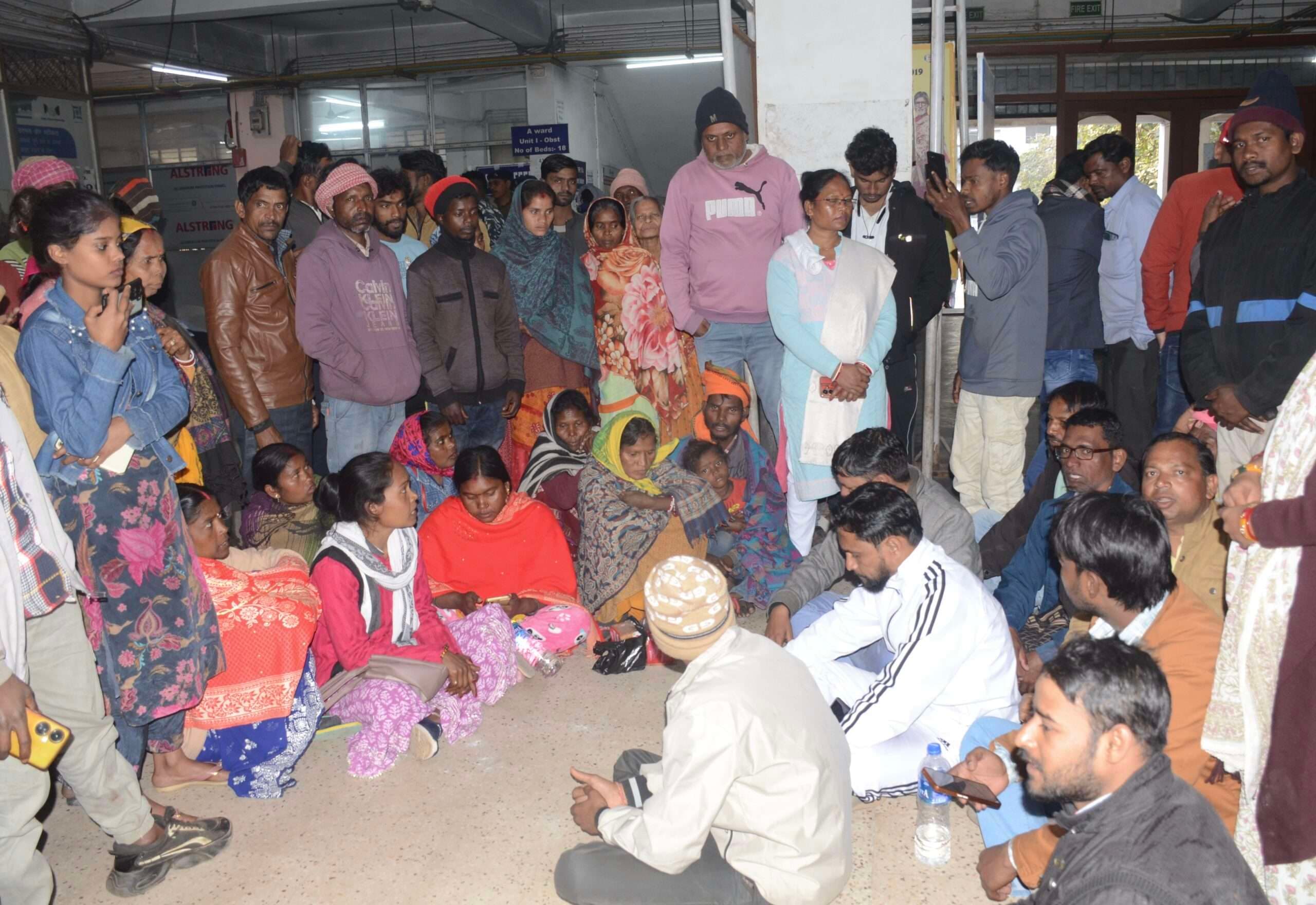 Dhanbad News: एसएनएमएमसीएच से नवजात चोरी, परिजनों ने अधीक्षक को बंधक बना किया हंगामा, तोड़फोड़