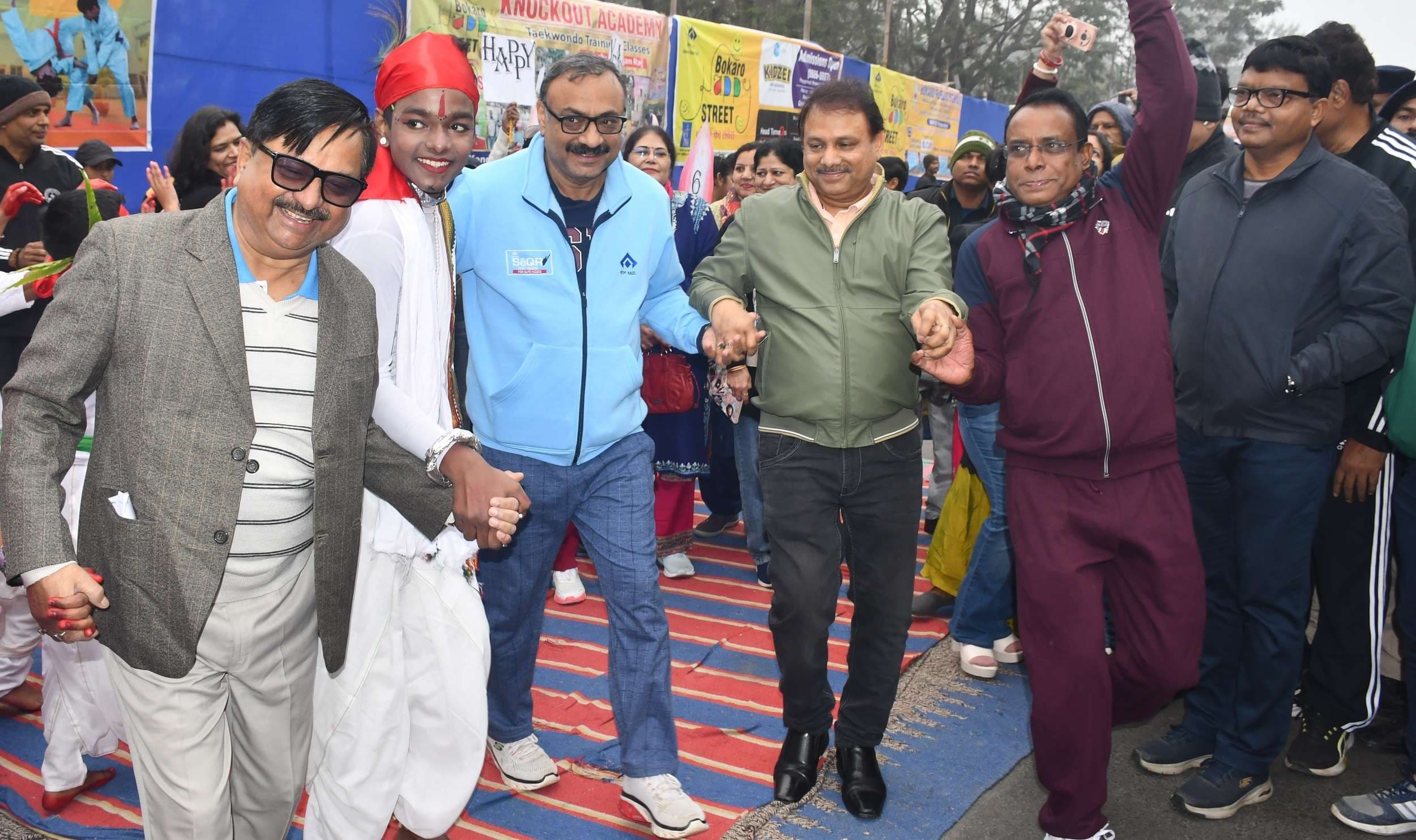 Bokaro News : कड़ाके की ठंड में भी लोगों ने की मौज-मस्ती