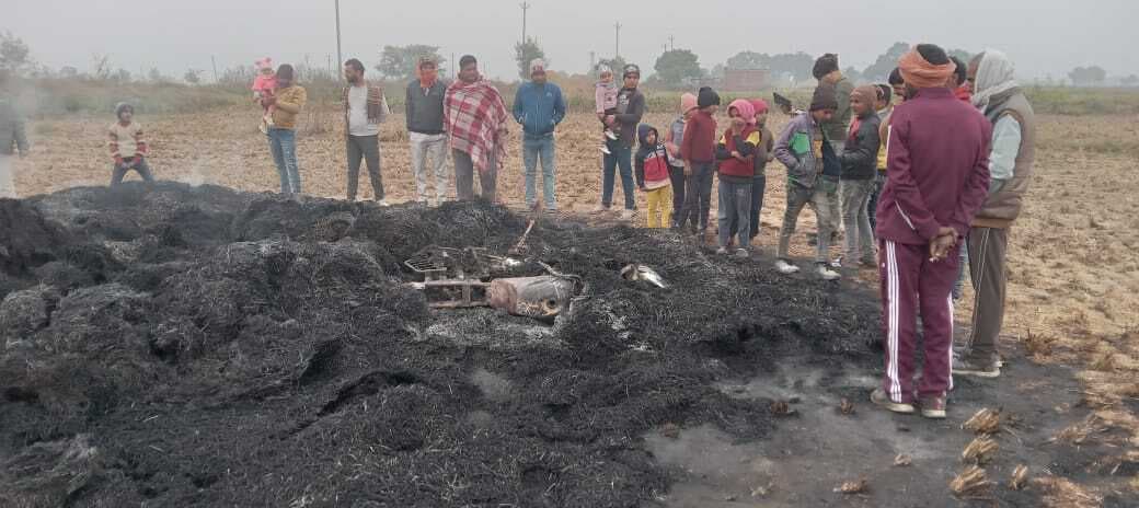 चोरी हुई बाइक को चोरों ने पुआल के ढेर में जलाकर किया खाक