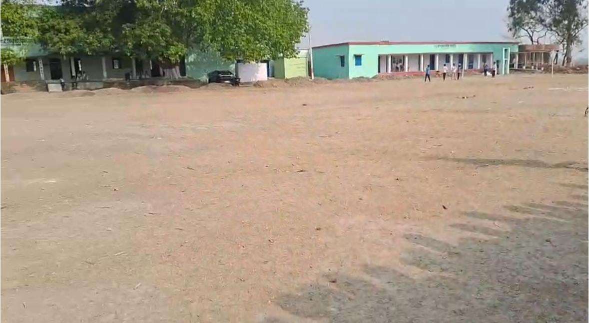 चहारदीवारी के अभाव में पीएम श्री प्लस टू उच्च विद्यालय छांव बना चारागाह