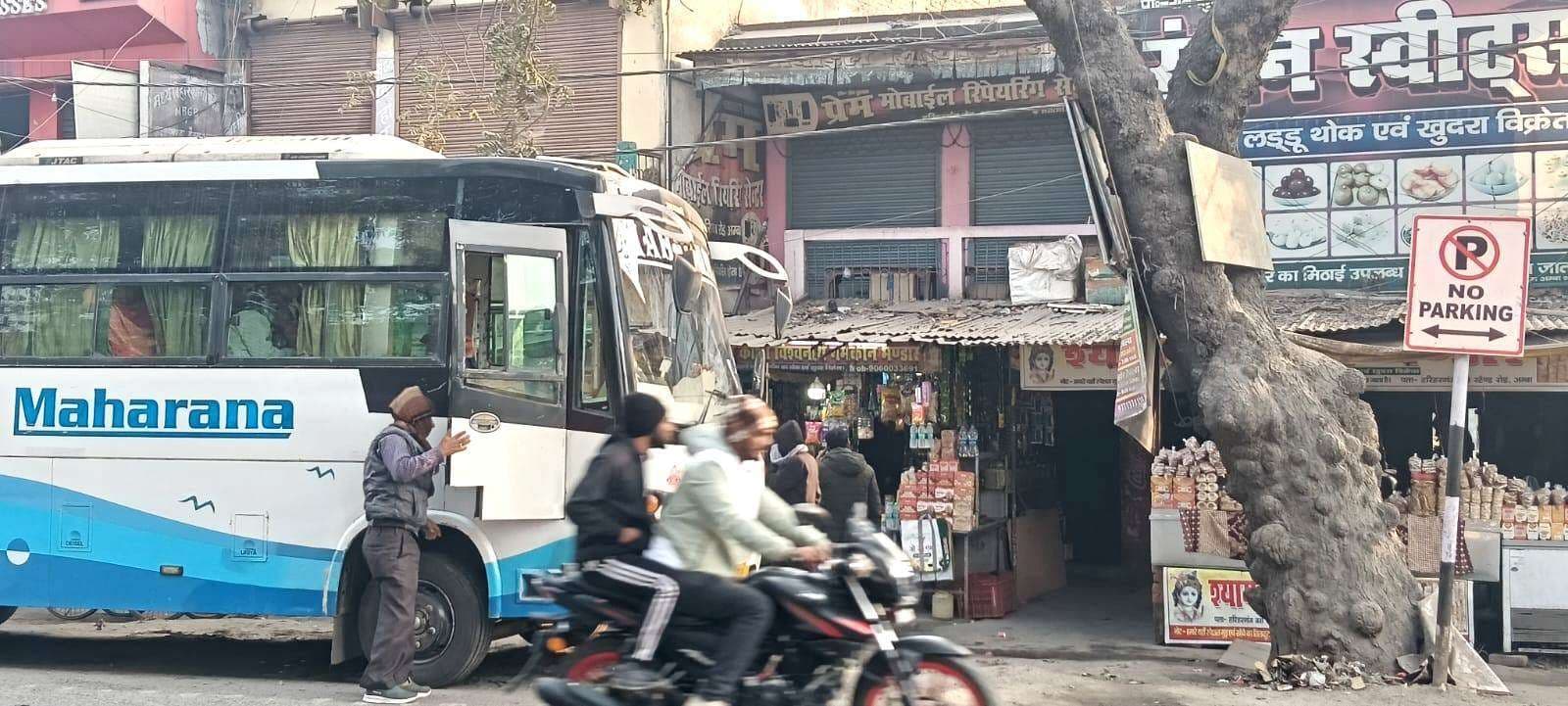 नो पार्किंग एरिया में खड़े हो रहे यात्री वाहन, प्रशासन मौन