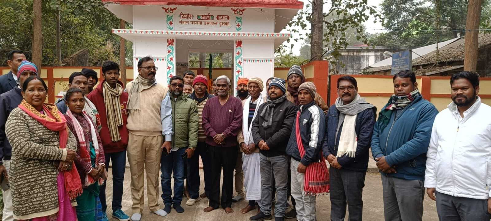 दिसोम मांझी थान में पूर्व सीएम चंपई सोरेन ने की पूजा-अर्चना