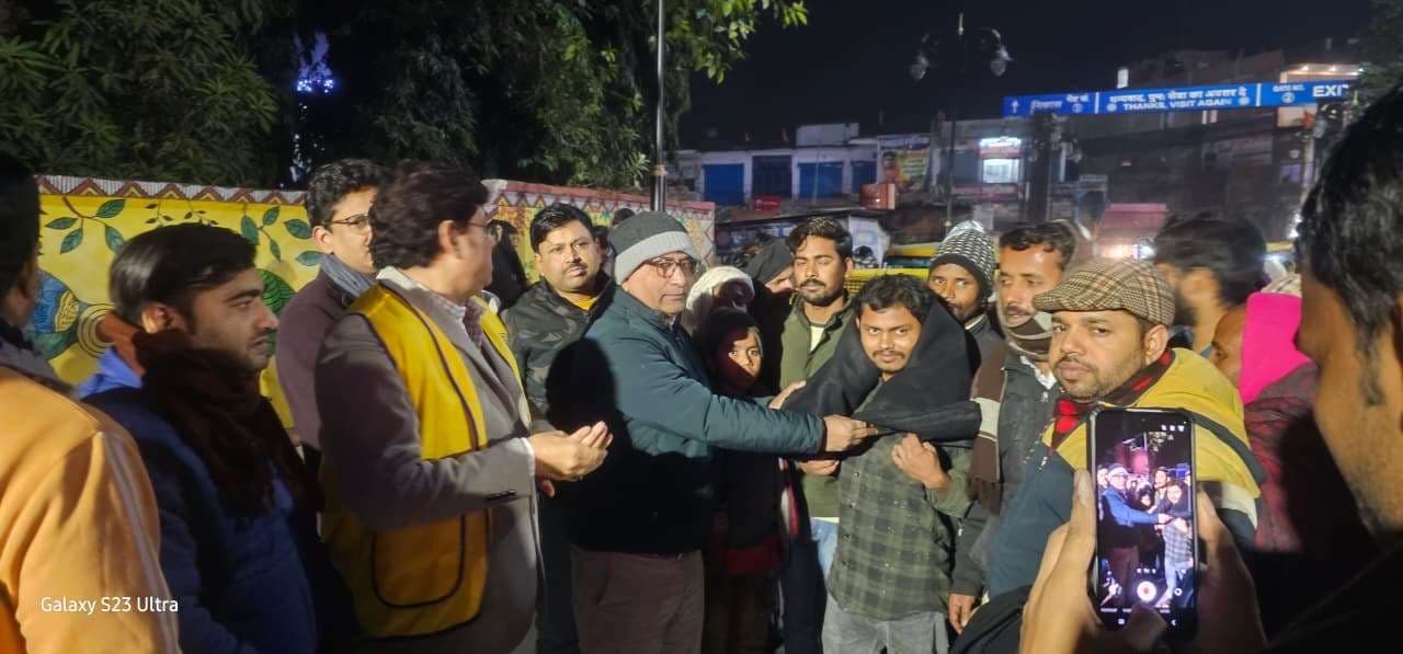 थावे जंक्शन पर जरूरतमंदों के बीच लायंस क्लब ने बांटे कंबल