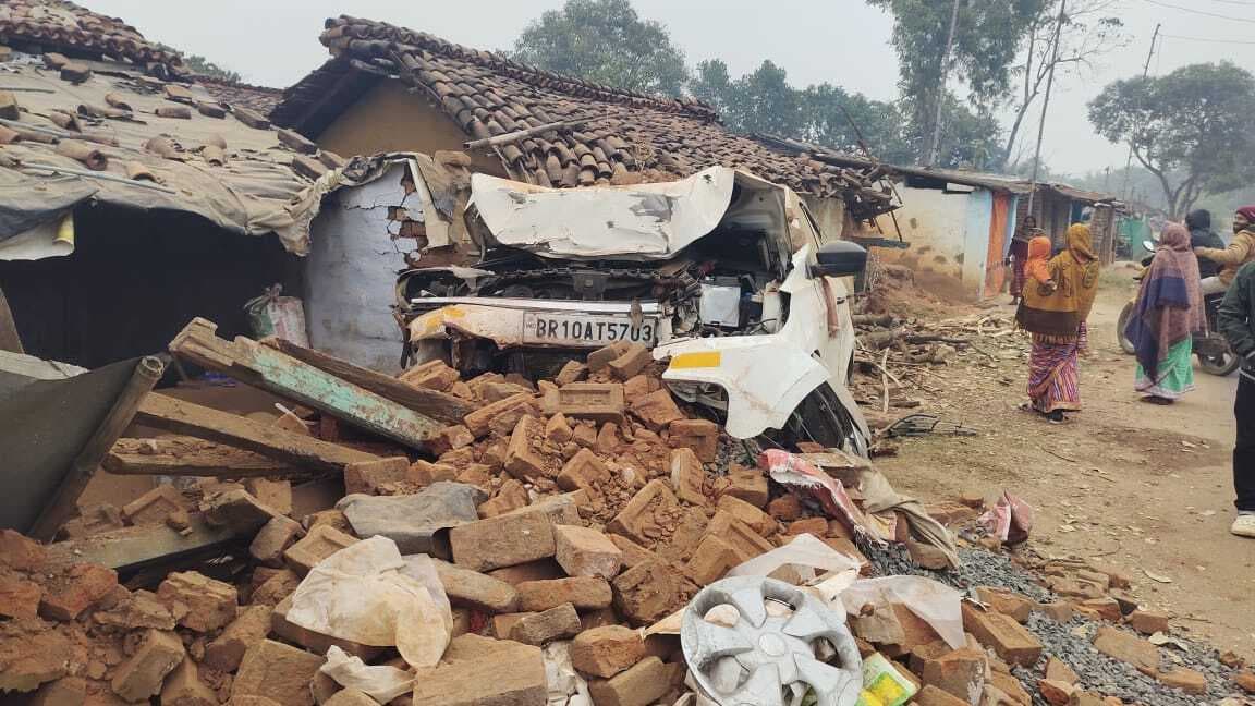 हादसा : कार सड़क से उतरकर घर में घुसी, भागलपुर से बासुकिनाथ जा रहे पांच यात्री जख्मी