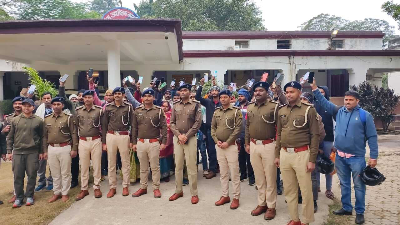 एसपी ने असली धारकों को सौंपे 106 मोबाइल