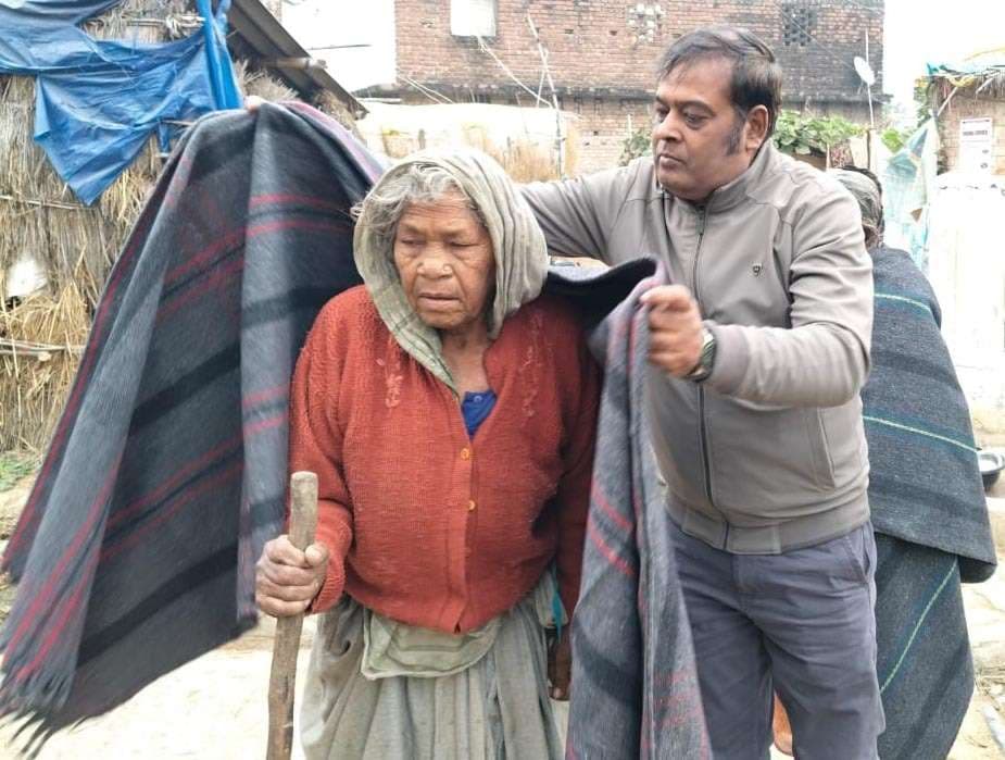 पिपरिया प्रखंड में  बीडीओं ने किया कंबल वितरण