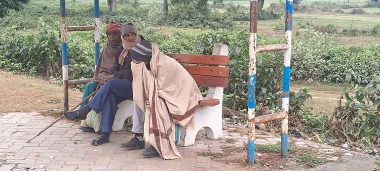 ठंड से थम गयी जिंदगी, अलाव बना गरीबों की आखिरी आस