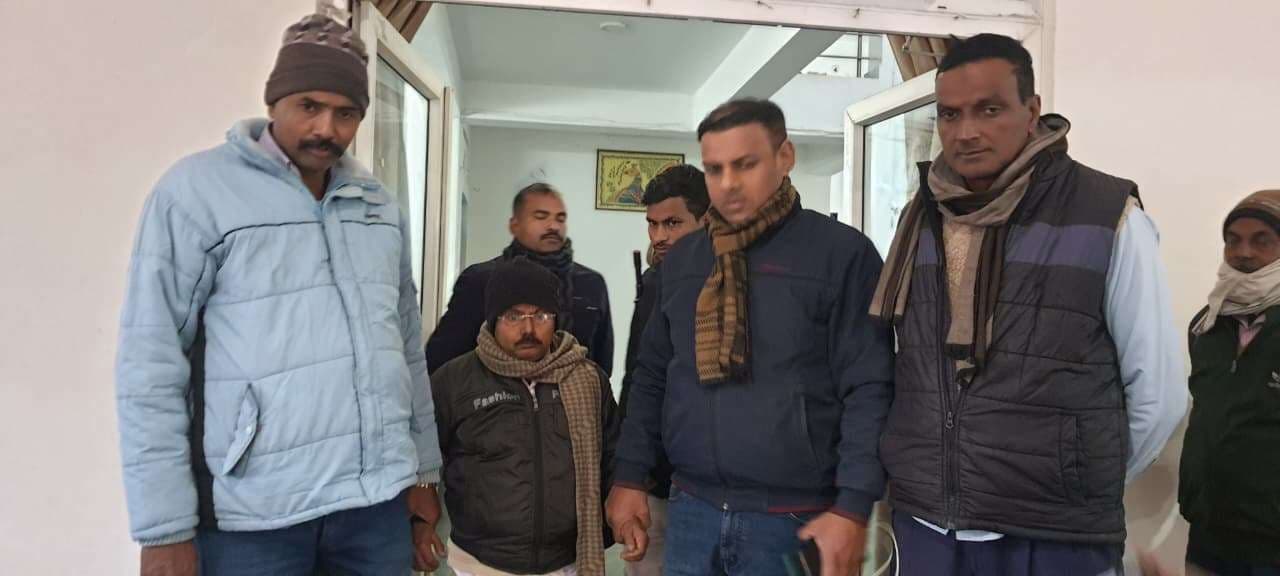 सेल टैक्स का चतुर्थवर्गीय कर्मी 75 हजार रुपये रिश्वत के साथ चढ़ा निगरानी के हत्थे