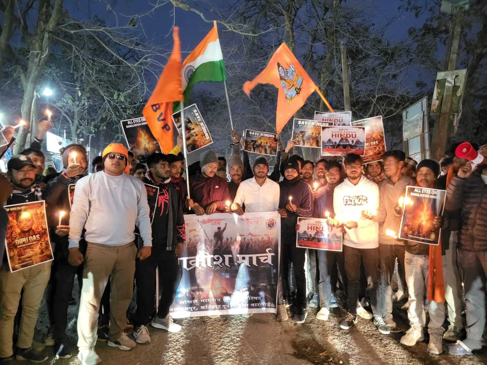 अभाविप ने बांग्लादेश सरकार के खिलाफ किया प्रदर्शन, जलाया पुतला