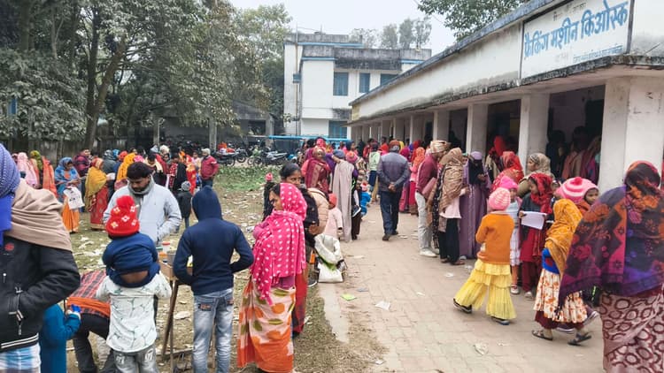 आधार अपडेट कराने को लेकर केंद्र पर लग रही भीड़