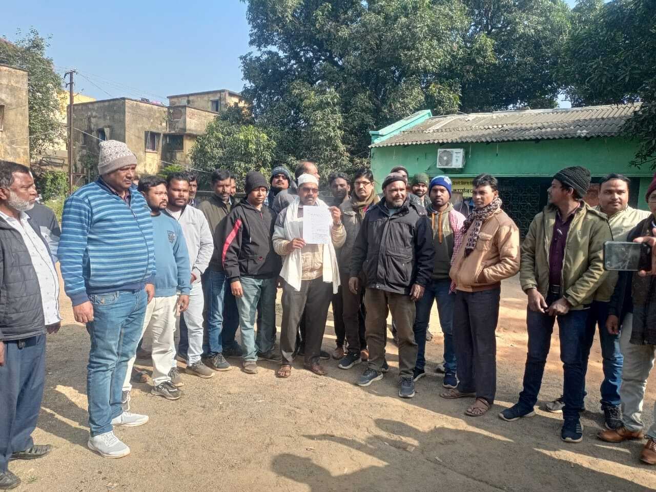 विद्युत कर्मियों पर पथराव व मारपीट के विरोध में कर्मियों ने किया प्रदर्शन