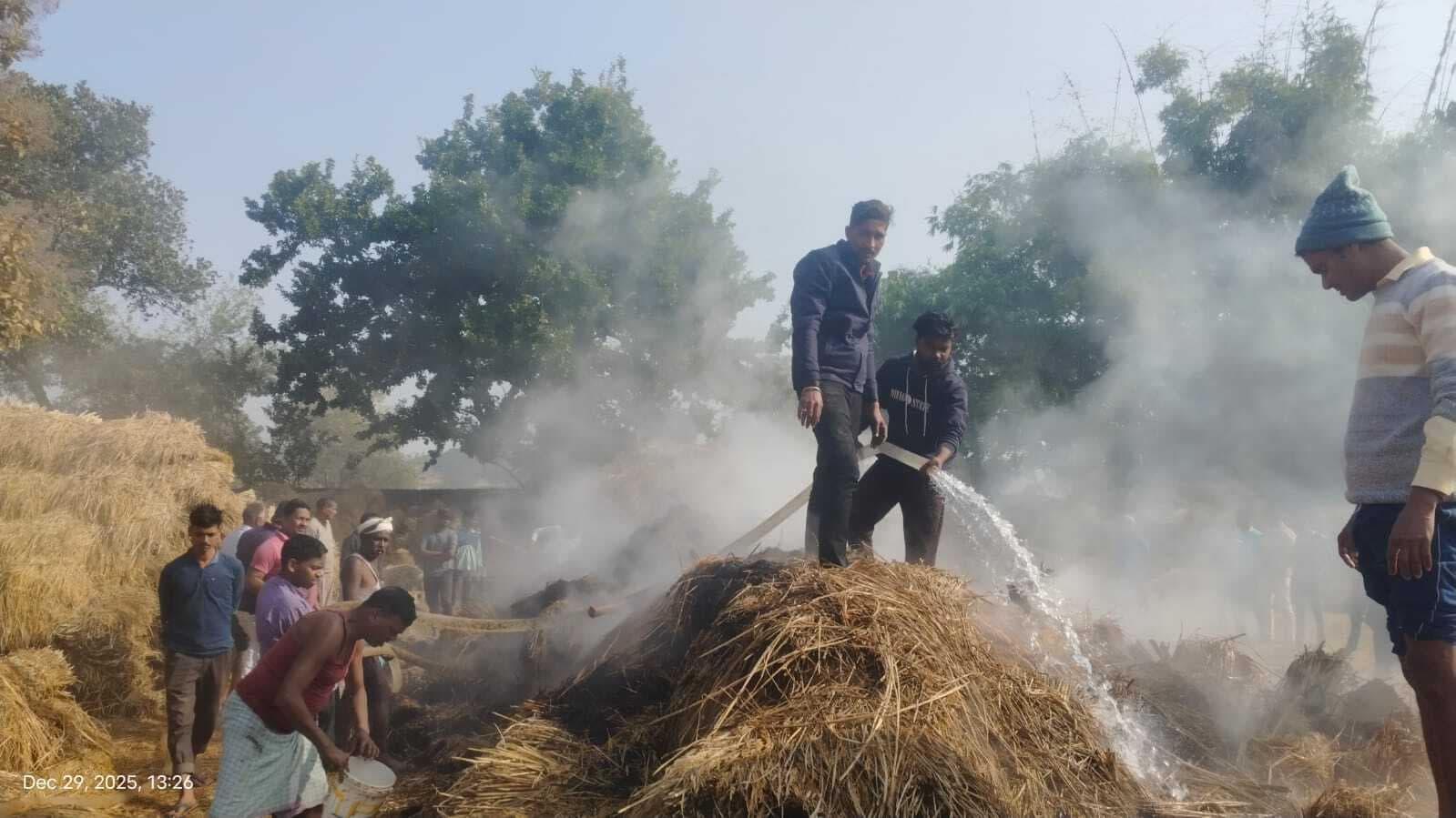 खलिहान में लगी आग, हजारों का धान जलकर राख