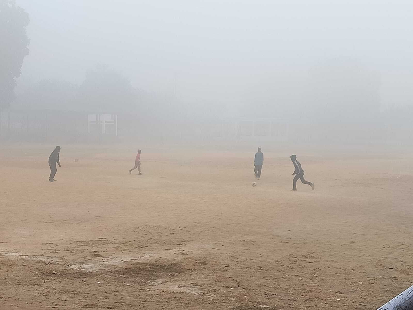 पिपरवार में कड़ाके की ठंड के बीच घने कोहरे से जन जीवन अस्त-व्यस्त