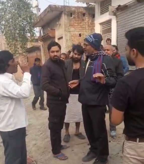 अतिक्रमण मुक्त कराये बिना सड़क निर्माण कार्य से लोगों में रोष