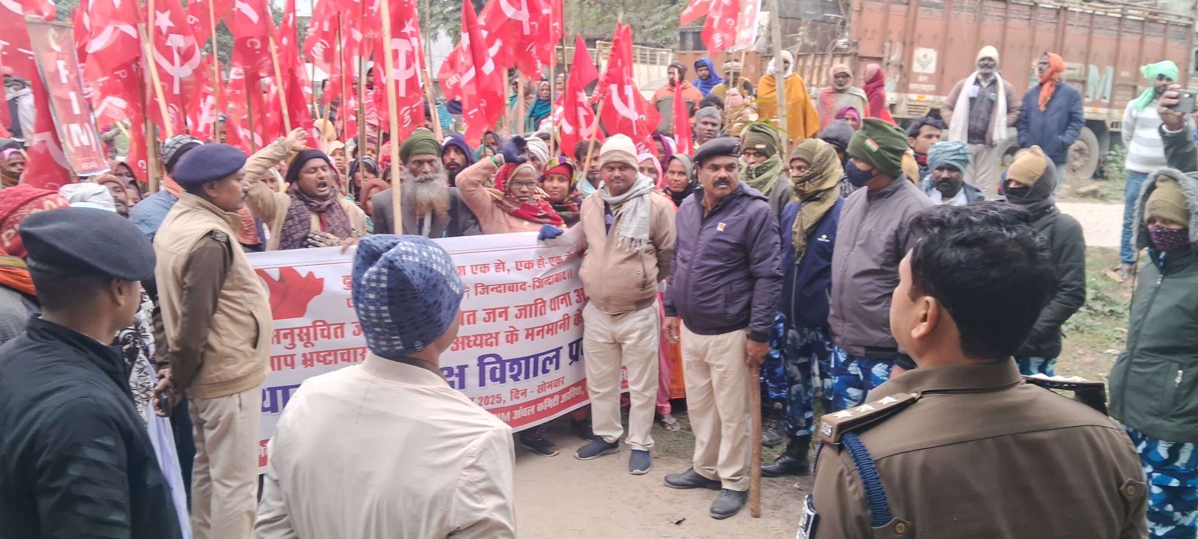 सीपीएम ने एससी/एसटी थाना में किया प्रदर्शन