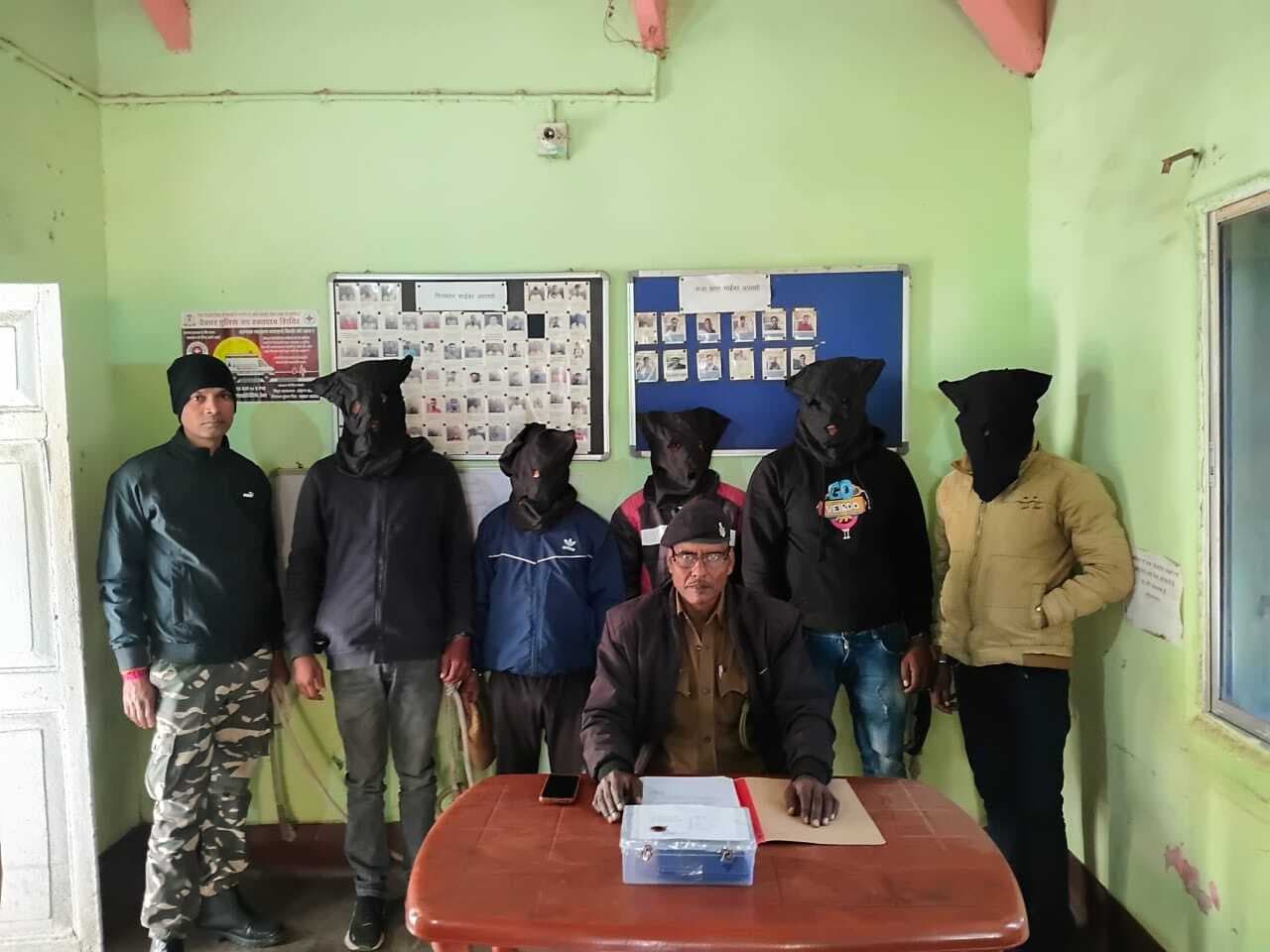 Deoghar news : अधिकारी बनकर साइबर ठगी करने वाले पांच आरोपित गिरफ्तार