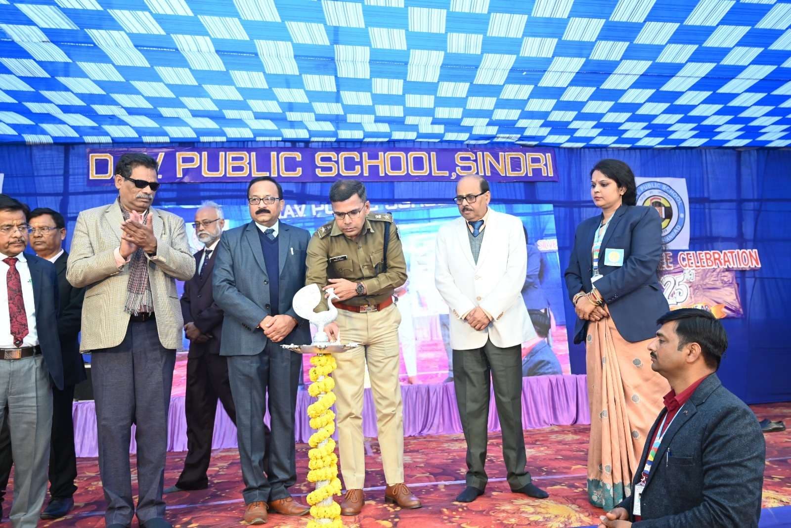 Dhanbad News : बच्चों के अंक को सफलता का मापदंड न समझें : एसएसपी