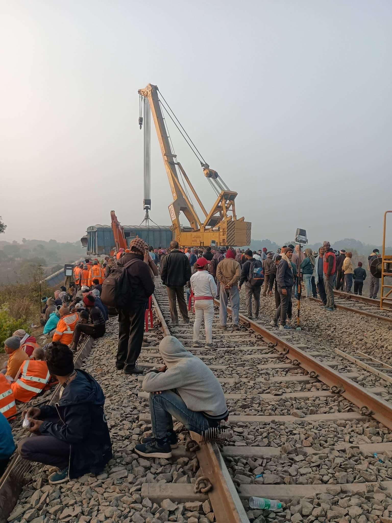 Deoghar news : यात्रियों की सुविधा के लिए चलायी गयीं स्पेशल ट्रेनें, हेल्प डेस्क भी बनाया गया